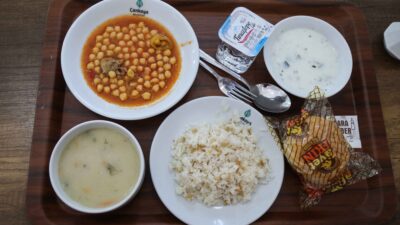 Çankaya’nın Kent Lokantaları Dayanışmayı Büyütüyor Çankaya Belediyesi’nin toplumcu yerel yönetim anlayışının somut örneklerinden biri olan