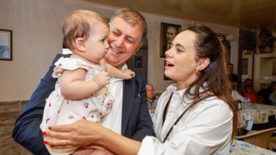 Dikili Deliktaş’ta Bamya Festivali ve Halk Ozanları Gecesi‘ne eşi Öznur