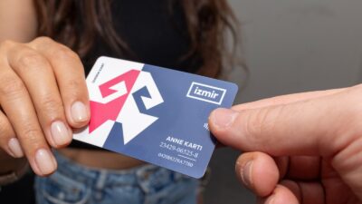 İzmir Büyükşehir Belediyesi‘nin, annelere çocukları ile toplu ulaşımdan ücretsiz yararlanma