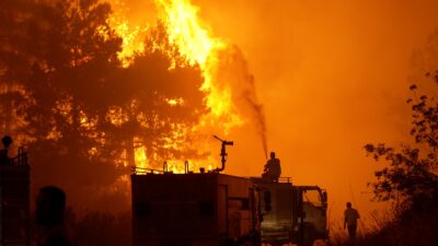İzmir Büyükşehir Belediyesi İtfaiye Dairesi Başkanlığı ekipleri, sıcaklıkların 40 dereceye