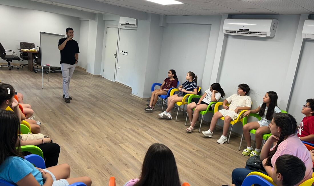 İzmir Büyükşehir Belediyesi’ne bağlı İzmir Çocuk Meclisi çocukların yıl boyunca