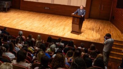 Yuvamız İzmir Çocuk Etkinlik Merkezleri Hizmet İçi Eğitim Semineri‘nde konuşan