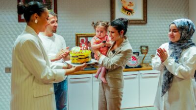 Başkan Vekili Sevil Aydar Yıldız’dan SMA Hastası İkranur’a Doğum Günü Sürprizi Ceyhan’da yaşayan ve SMA Tip 1 hastalığıyla mücadele eden 1