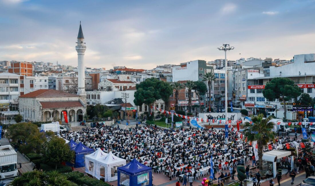 İzmir Büyükşehir Belediyesi Aliağa’nın simgesi Demokrasi Meydanı’nın yenileme çalışmaları için