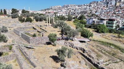 İzmir Büyükşehir Belediye Başkanı Dr. Cemil Tugay Smyrna Kazılarını İnceledi İzmir Büyükşehir Belediye Başkanı Dr. Cemil Tugay, Büyükşehir tarafından bu