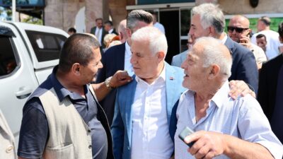 Bursa Büyükşehir Belediye Başkanı Mustafa Bozbey: Çiftçimize verdiğimiz destekler artarak devam edecek  Bursa Büyükşehir Belediye Başkanı Mustafa Bozbey, Karacabey’de ürünlerin yine tarlada