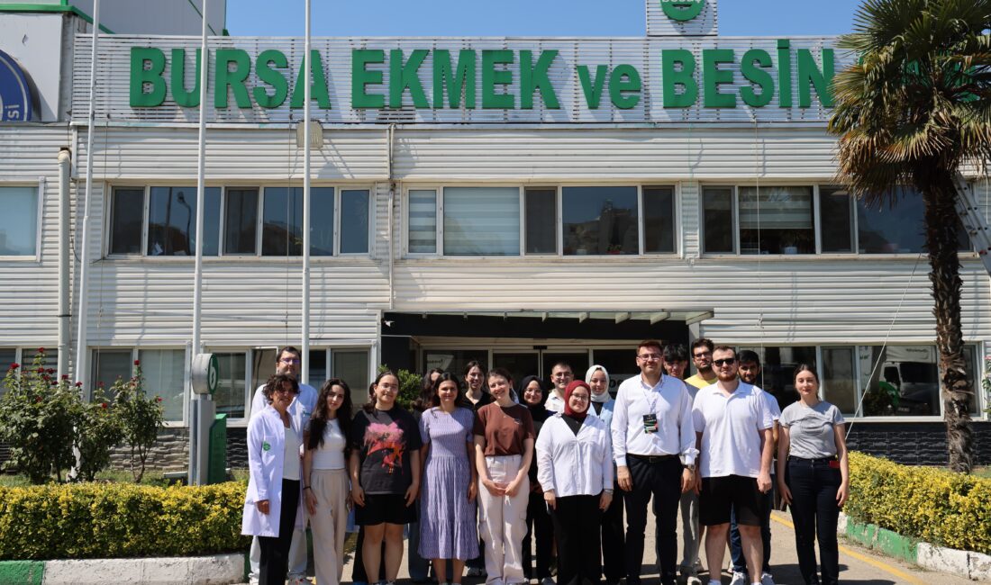 Bursa Büyükşehir Belediyesi Gençlik Kulübü üyesi gençler, ‘Gülümseyen Gençlik’ programı