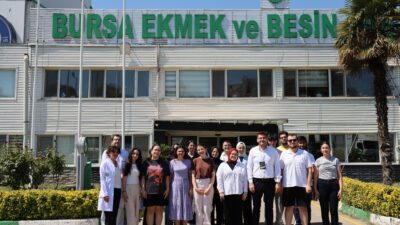 Bursa Büyükşehir Belediyesi Gençlik Kulübü üyesi gençler, ‘Gülümseyen Gençlik’ programı