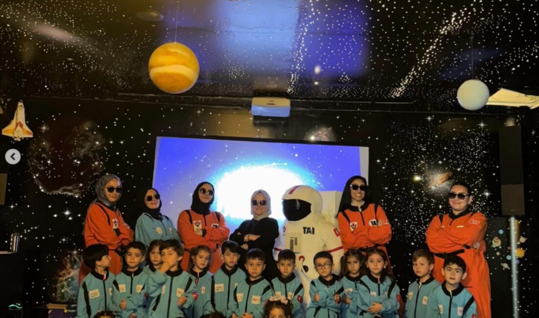 Eyüpsultan Belediyesi’nin yaz okulları kapsamında düzenlenen Astronomi Yaz Okulu’nda çocuklar,