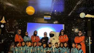 Eyüpsultan Belediyesi’nin yaz okulları kapsamında düzenlenen Astronomi Yaz Okulu’nda çocuklar,