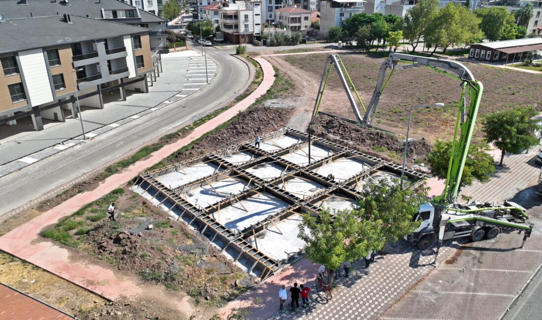 Akhisar Belediyesi, gerçekleştirdiği ulaşım, park-bahçe ve sosyal projelerin yanı sıra