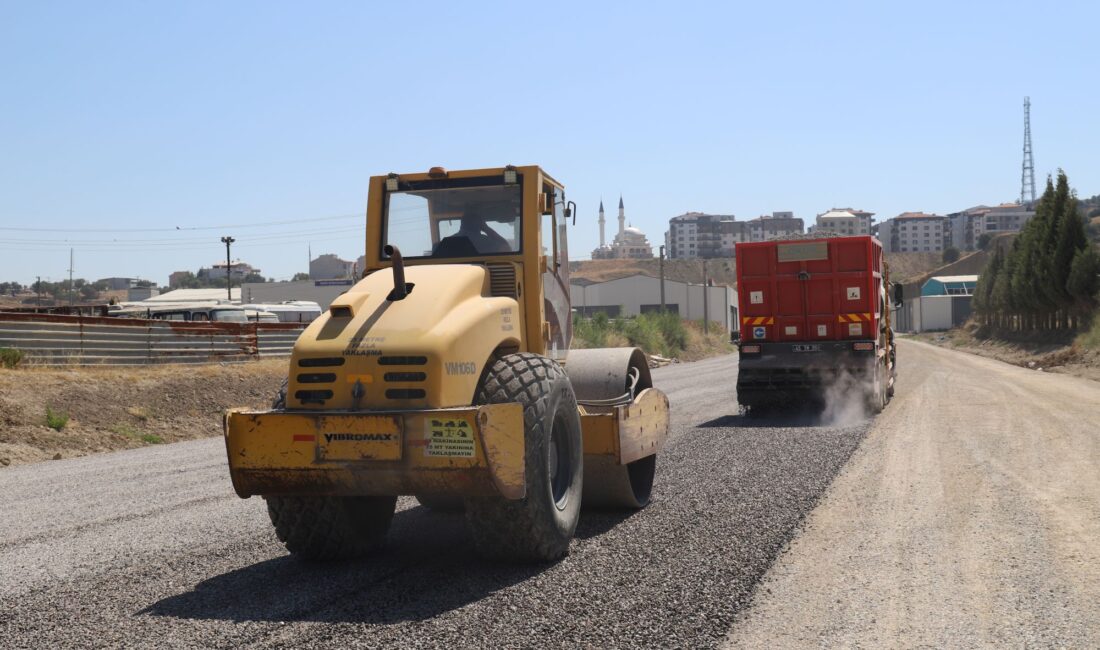 Turgutlu Belediyesi Fen İşleri Müdürlüğü, kent genelinde başlattığı asfalt, yol