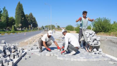 Burhaniye Belediyesi Fen İşleri Müdürlüğü ekipleri, ilçenin çeşitli mahallelerinde altyapı