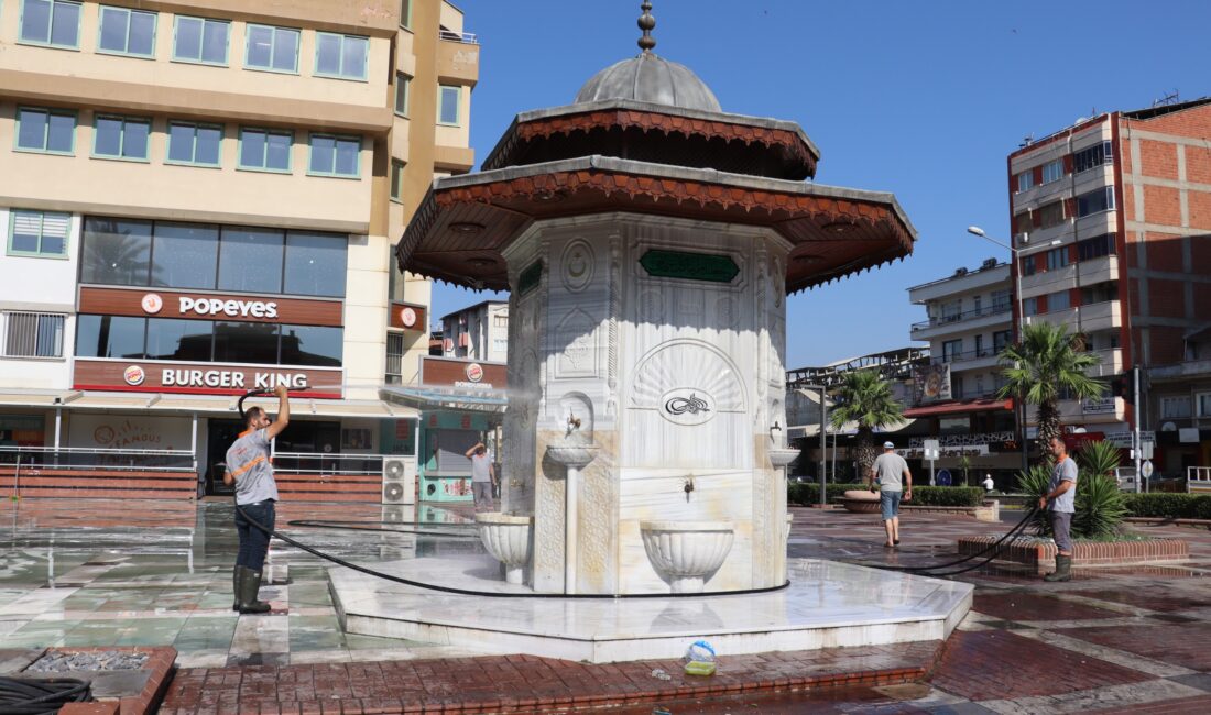 Nazilli Belediyesi Temizlik İşleri Müdürlüğü ekipleri, şehrin en işlek noktalarından