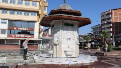 Nazilli Belediyesi Temizlik İşleri Müdürlüğü ekipleri, şehrin en işlek noktalarından