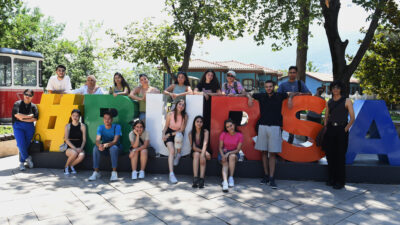 Yabancı öğrenciler sosyal medya hesaplarında Osmangazi’yi tanıtacak Osmangazi Belediyesi’nin ortağı olduğu AIESEC projesi kapsamında Bursa’ya gelen
yabancı öğrenciler,