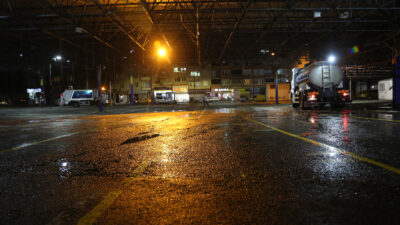 Eyüpsultan Belediyesi, semt pazarlarında pazar sonrası yaptığı kapsamlı temizlik çalışmalarıyla