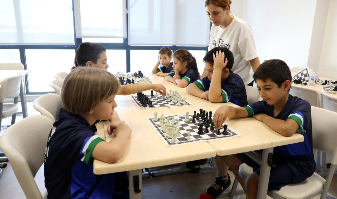 Eyüpsultan Belediyesi‘nin düzenlediği Yaz Spor Okulu ilçede yaşayan çocukların ve