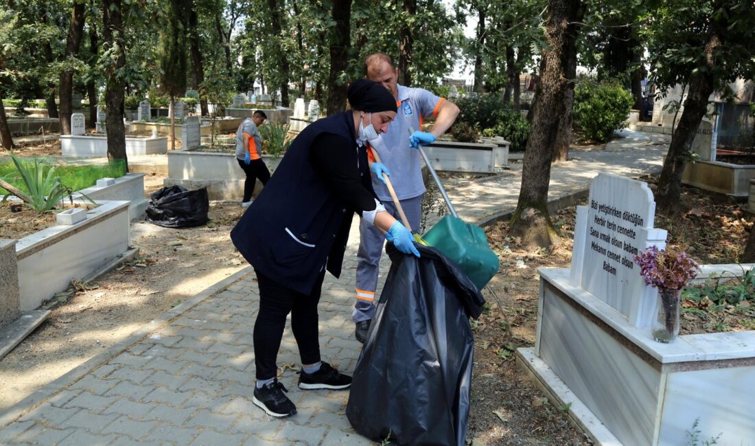 Eyüpsultan Belediyesi, ilçe genelinde temizlik çalışmalarını aralıksız sürdürüyor. İlçe sakinlerine