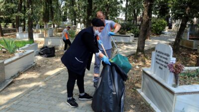 Eyüpsultan Belediyesi, ilçe genelinde temizlik çalışmalarını aralıksız sürdürüyor. İlçe sakinlerine