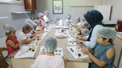 Derince Belediyesi‘nin yaz döneminde düzenlediği Çocuk Atölyeleri, mutfak becerileri, takı