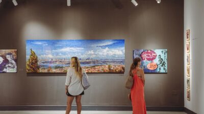 “Varoluşun İki Zıt Hali” Karma Sergisi Ada Modern Sanat Galerisi’nde Kuşadası Ada Modern Sanat Galerisi ‘Kıyı: Yakınlık – Uzaklık’ isimli