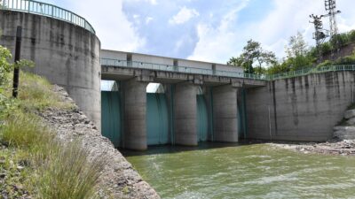 ASKİ’DEN HAYATİ UYARI: “BARAJLARA GİRMEK TEHLİKELİ VE YASAKTIR” “SERİNLEMEK İSTERKEN CANINIZDAN OLMAYIN”