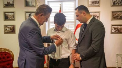 Atatürkçü Düşünce Derneği Genel Başkanı Hüsnü Bozkurt, İzmir temsilcileriyle birlikte