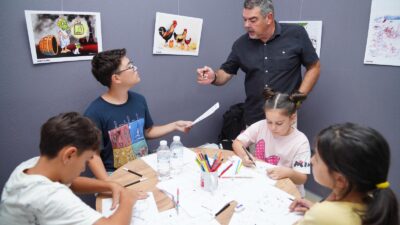 Ayvalık Belediyesi tarafından düzenlenen Karikatür Atölyesi, Kırlangıç Yaşam Merkezi’nde gerçekleştirildi.