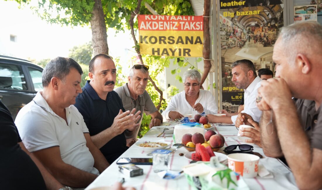 Konyaaltı Belediye Başkanı Cem Kotan, Akdeniz Taksi Durağı’nın düzenlediği Aşure