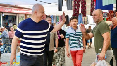 Çine Belediye Başkanı Mehmet Kıvrak, Perşembe Pazarı’nda hem esnafla hem