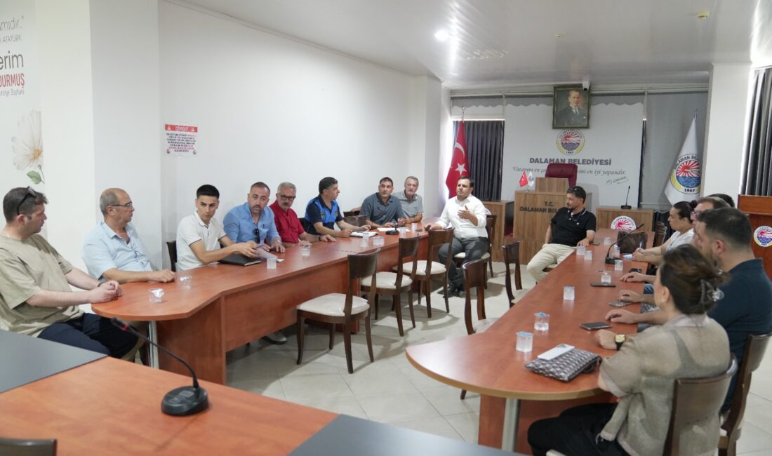 Dalaman Belediye Başkanı Sezer Durmuş, ilçede faaliyet sürdüren esnaflarla temizlik