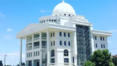 Belediye yol yapmayınca vatandaş sokağa halı sermek zorunda kaldı