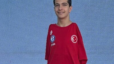 Eskişehir Büyükşehir Spor Kulübü’nün başarılı yüzücüsü Baran Doruk Şimşek, İstanbul’da