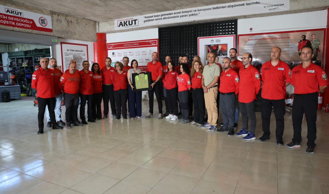 Karabağlar Belediye Başkanı Helil Kınay, Eskişehir’deki orman yangınında hayatını kaybeden AKUT
