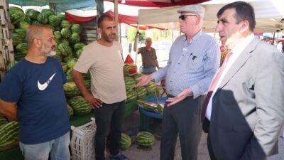 Kazım Kurt Çarşıda Nabız Yokladı: Esnaf ve Vatandaşın Taleplerini Dinledi Odunpazarı Belediye Başkanı Kazım Kurt, Vişnelik Mahallesi’nde kurulan ve halk