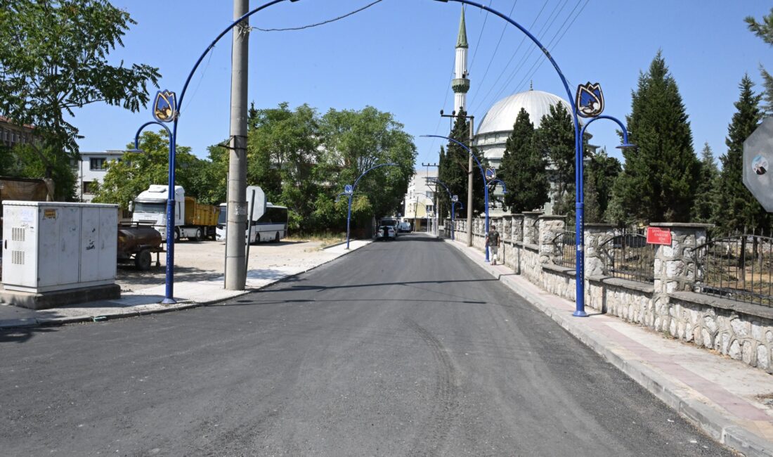 Manisa Büyükşehir Belediyesi, altyapı işlemleri tamamlanan mahallelerde asfalt çalışmalarını sürdürüyor.