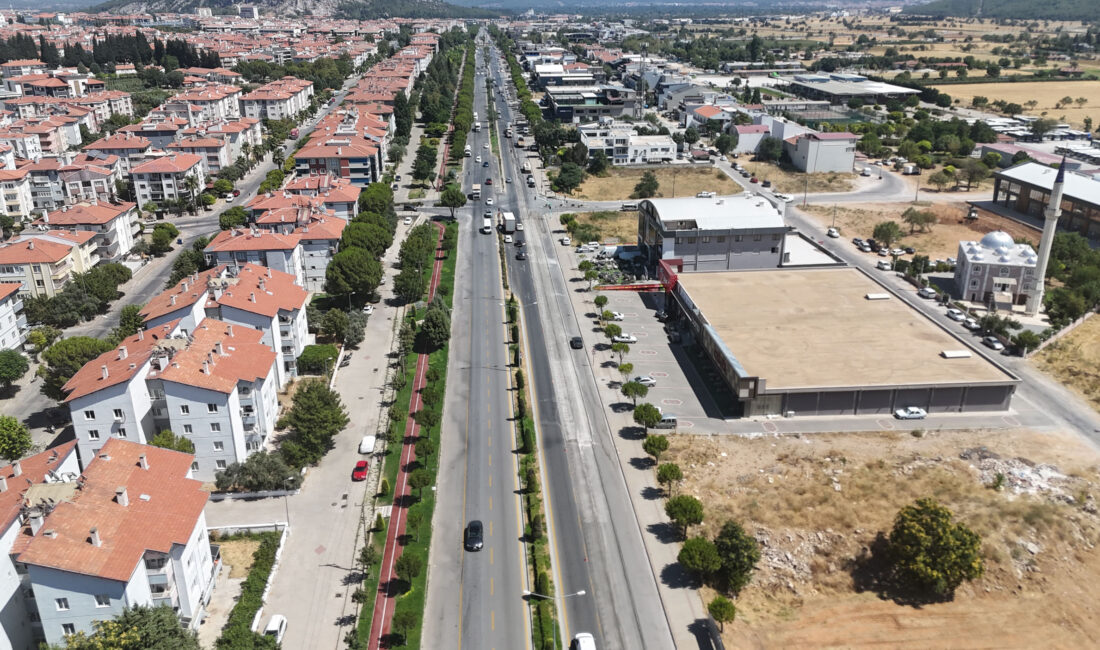 Muğla Büyükşehir Belediyesi, Menteşe ilçesinde şehir içi yollarda başlattığı
asfalt yenileme