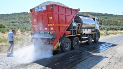 Manisa Büyükşehir Belediyesi, yaptığı yatırımlarla yol çalışmalarında hem kaliteyi artıran