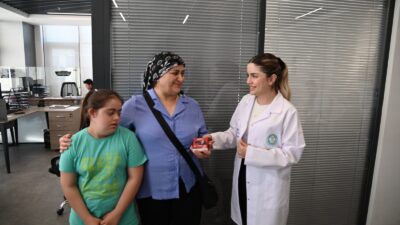 Manisa Büyükşehir’in “Ben Buradayım” Projesinde Bileklik Dağıtımı Sürüyor Manisa Büyükşehir Belediyesi, Alzheimer, demans hastaları ile kaybolma riski taşıyan