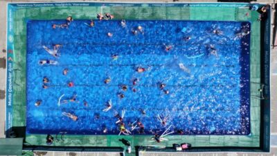 Manisa Büyükşehir Belediyesi,park, okul bahçeleri ve mahallelerde yüzme havuzlarını çocuklarla