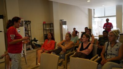 Çeşme Belediyesi ve AKUT’tan Temel Afet Bilinci Eğitimi Çeşme Belediyesi ve AKUT (Arama Kurtarma Derneği) iş birliğinde, afetlere