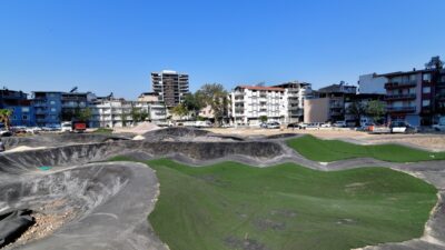 Bornova Belediyesi’nin Yeşilova Mahallesi’nde yapımını sürdürdüğü 11 dönümlük Bisiklet Performans