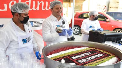 Kadıköy Belediyesi, Muharrem ayı dolayısıyla ilçenin farklı noktalarında aşure ikram