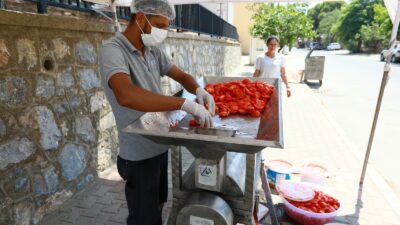 Efes Selçuk Belediyesi, yaz mevsiminin vazgeçilmezi olan salça yapımını bu