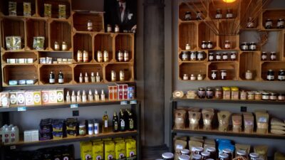 Efes Tarlası Bakkalı, kadın üreticilerin el emeği ürünlerini vatandaşlarla buluşturmaya