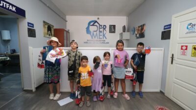 Derince Belediyesi‘nin yaz tatili boyunca ücretsiz olarak düzenlediği Mahalle Çocuk