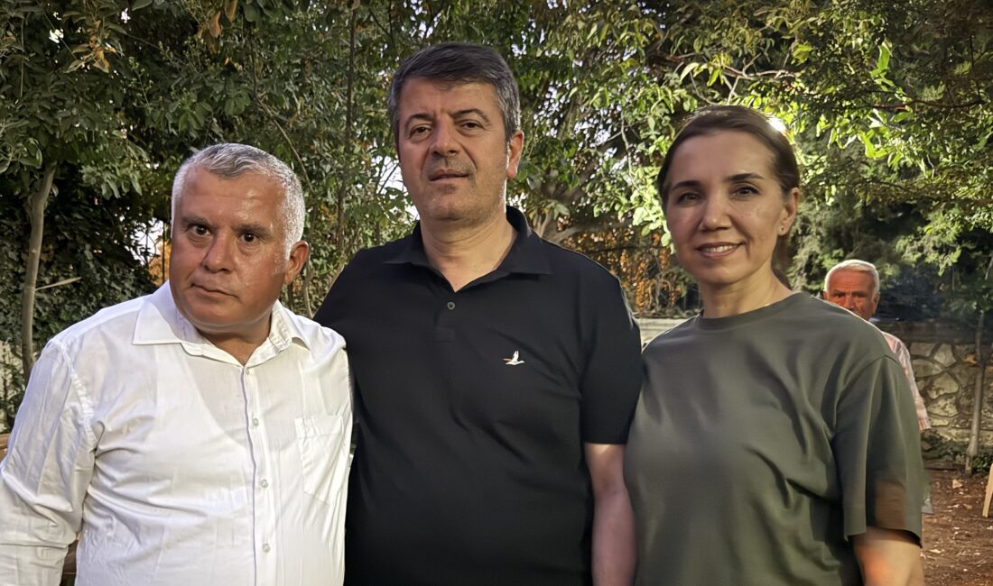 Adıyaman Belediye Başkanı Abdurrahman Tutdere gözaltına alındıktan sonra Belediye önünde