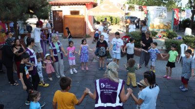 İzmit Belediyesi tarafından düzenlenen mahalle etkinlikleri kapsamında, çocuklara yönelik geleneksel