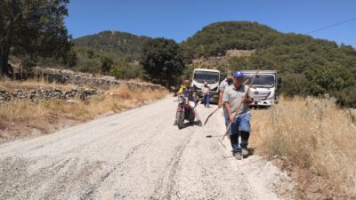 Fethiye Belediyesi, ilçe genelindeki yol yapım çalışmalarına aralıksız devam ediyor.